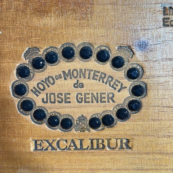 Vintage wooden cigar box purse lined with glass beaded handle and charm - Picture 14 of 15